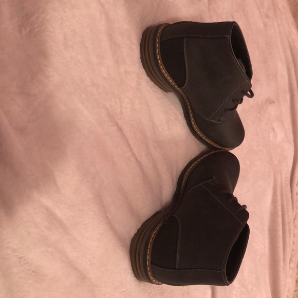 Gently worm men’s casual high top dress shoes. - Picture 3 of 3